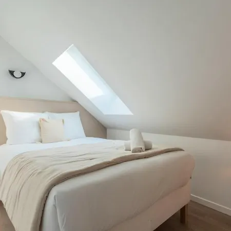 Sous Les Combles Cote Cour, Parking Gratuit