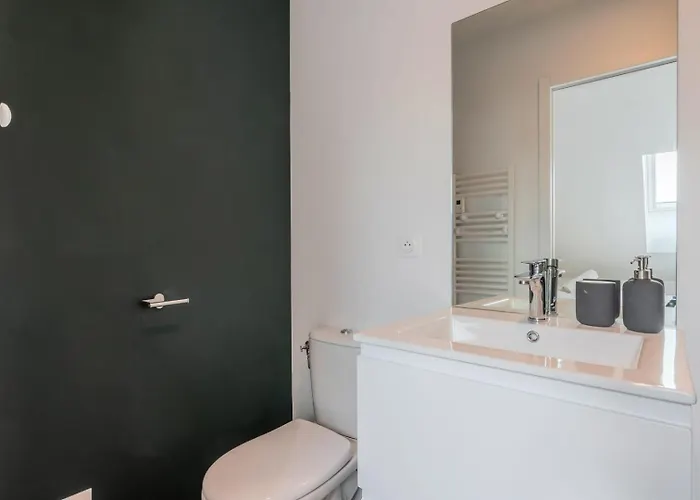 Appartement Sous Les Combles Côté Cour, Parking Gratuit *