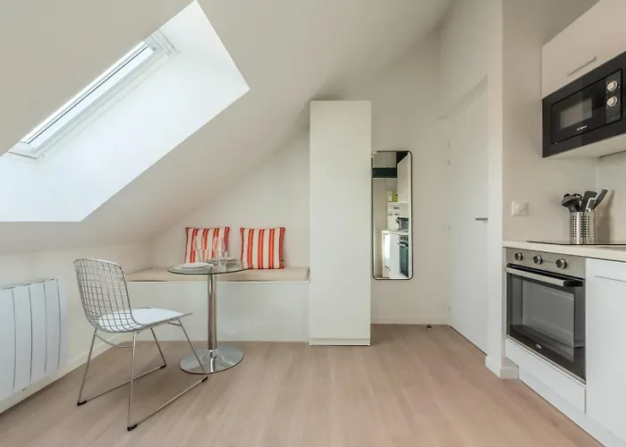 Sous Les Combles Côté Cour, Parking Gratuit